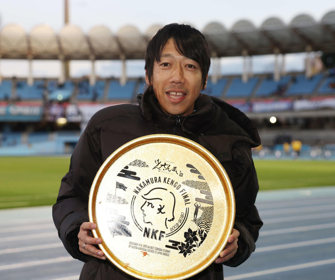 中村憲剛引退試合　試合後、笑顔ですしおけを持つ中村憲剛（撮影・宮地輝）