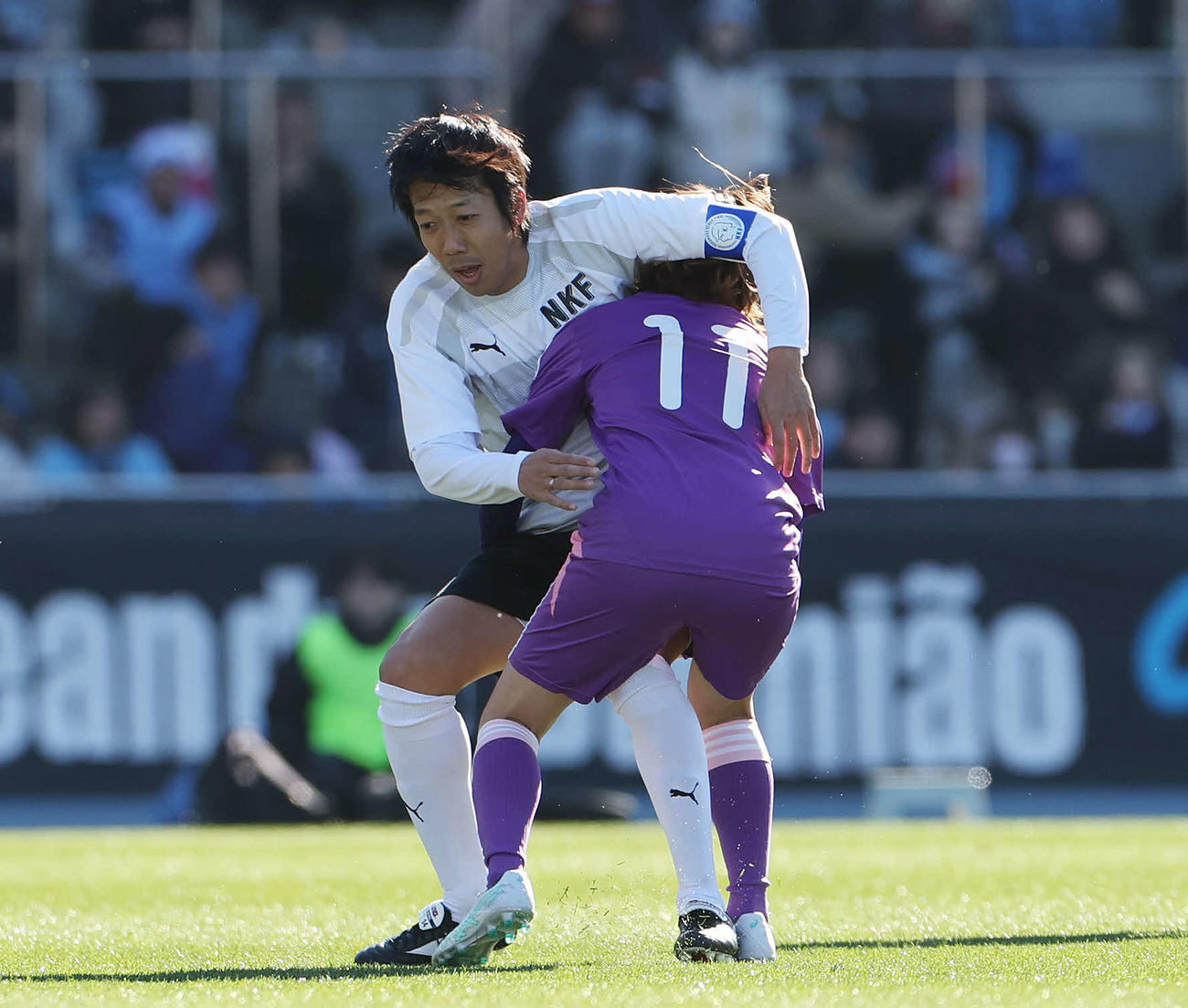 中村憲剛引退試合　エキシビションマッチ　なでしこフレンズ対ケンゴフレンズ　吉田沙保里（手前）にタックルされる中村憲剛（撮影・宮地輝）