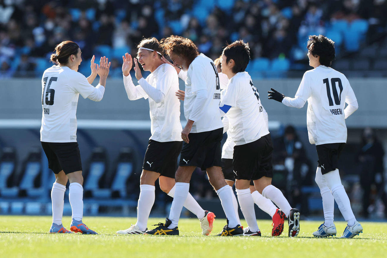 中村憲剛引退試合　エキシビションマッチ　なでしこフレンズ対ケンゴフレンズ　小野大輔（中央左）のゴールを喜ぶラモス瑠偉（中央）と中村憲剛（同右）ら（撮影・宮地輝）