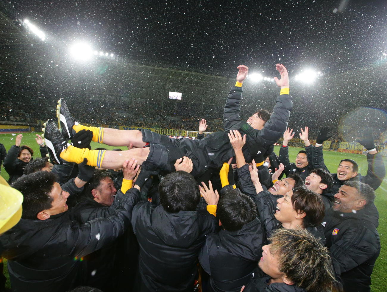 引退試合を終え、雪が舞うユアスタで胴上げされた梁勇基（提供ベガルタ仙台）