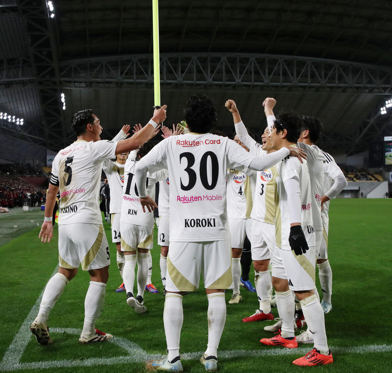 MAKINO JAPAN対KOBE STARS　後半、MAKINO JAPANの妻・高梨臨がPKを決めコーナーポールを抜いて大喜びする夫の槙野とイレブン（撮影・加藤哉）