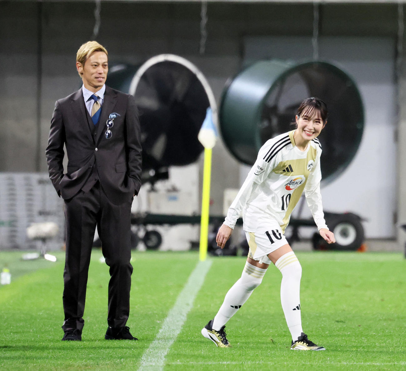 後半、途中出場するMAKINO JAPANの高梨臨。左は本田監督（撮影・加藤哉）