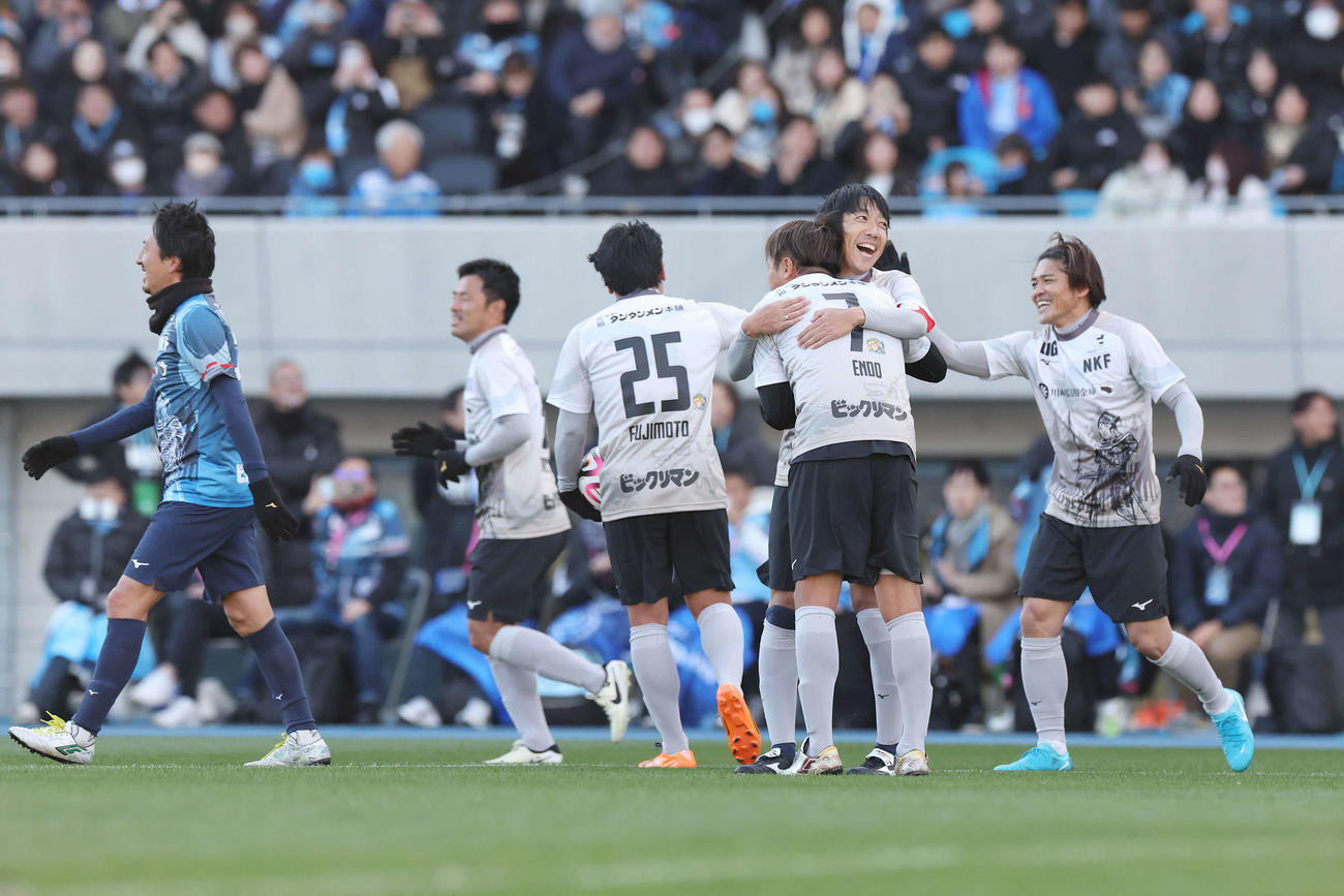中村憲剛引退試合　JAPANフレンズ　ブルー対ホワイト　自身3点目のゴールを決め、遠藤保仁（左から4人目）と抱き合って喜ぶ中村憲剛（同右）（撮影・宮地輝）