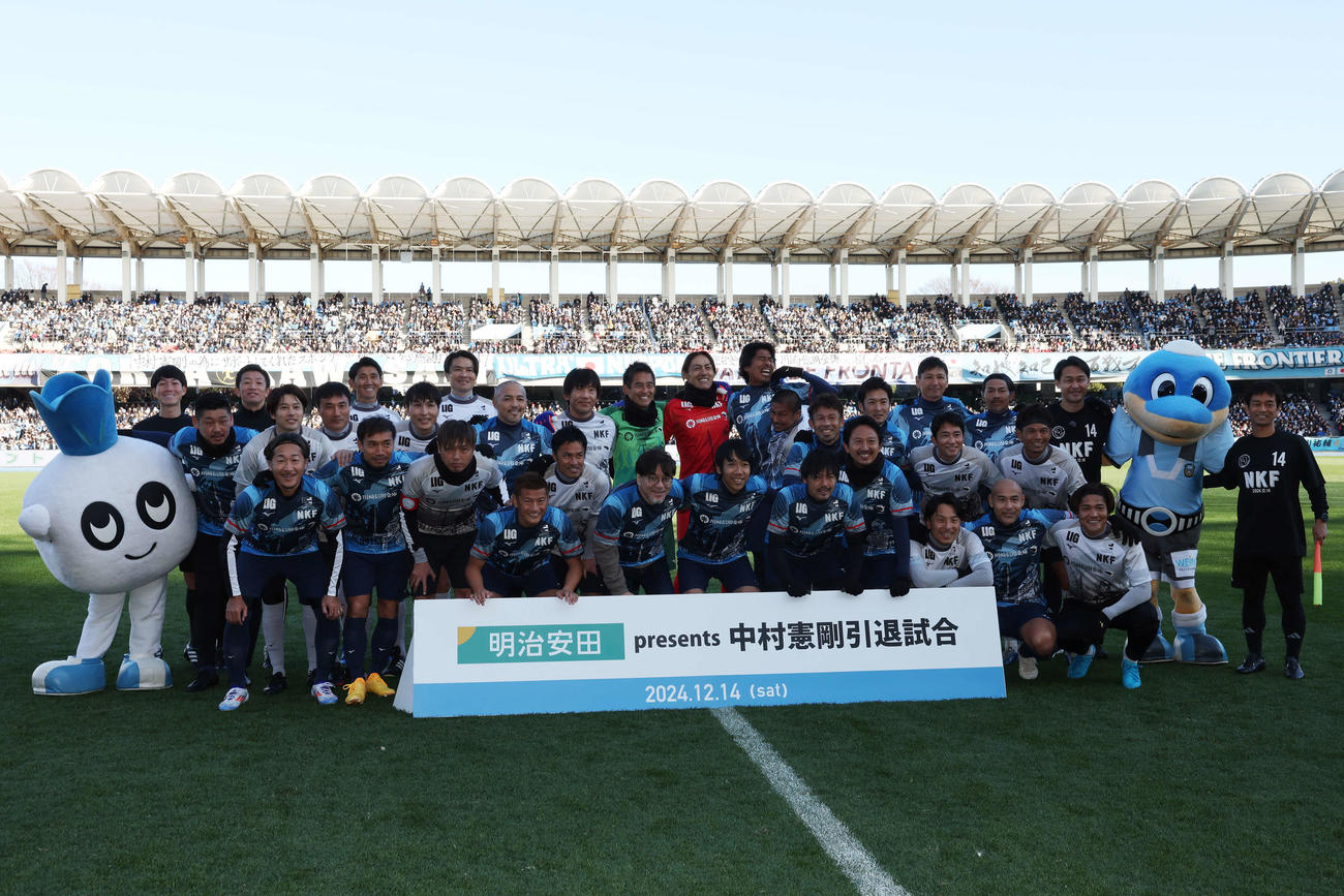 中村憲剛引退試合　JAPANフレンズ　ブルー対ホワイト　試合前、記念撮影する中村憲剛（中央）ら選手たち（撮影・宮地輝）