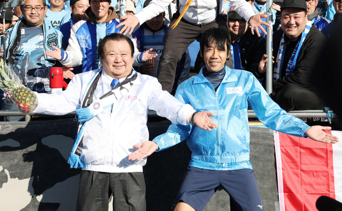 中村憲剛引退試合　株式会社喜代村の木村清社長（左）と「けんござんまい」ポーズをとる中村憲剛（撮影・宮地輝）
