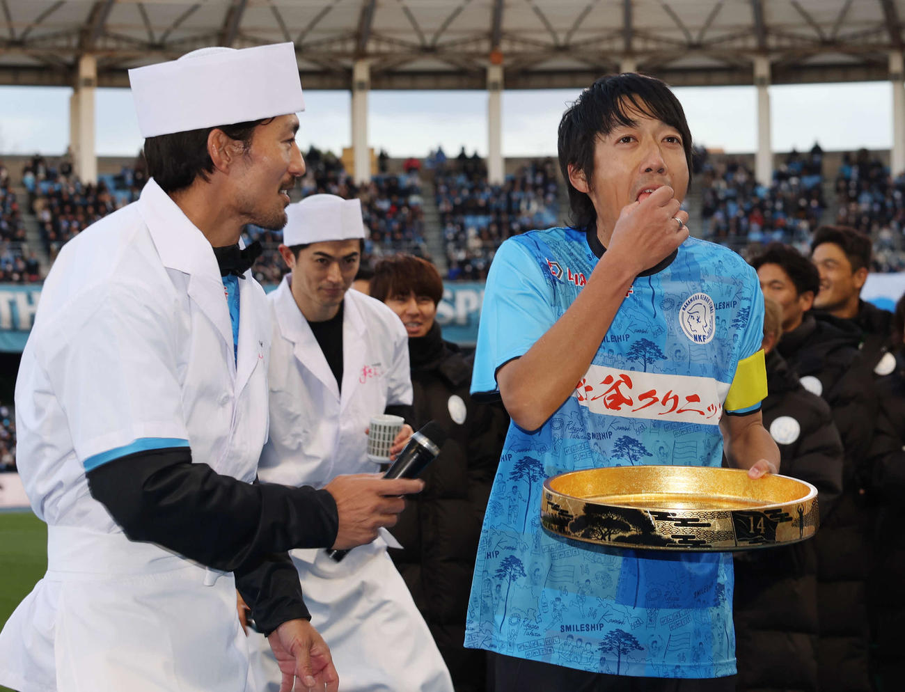 中村憲剛引退試合　試合後、家長昭博（左）からのすしを食べる中村憲剛（撮影・宮地輝）