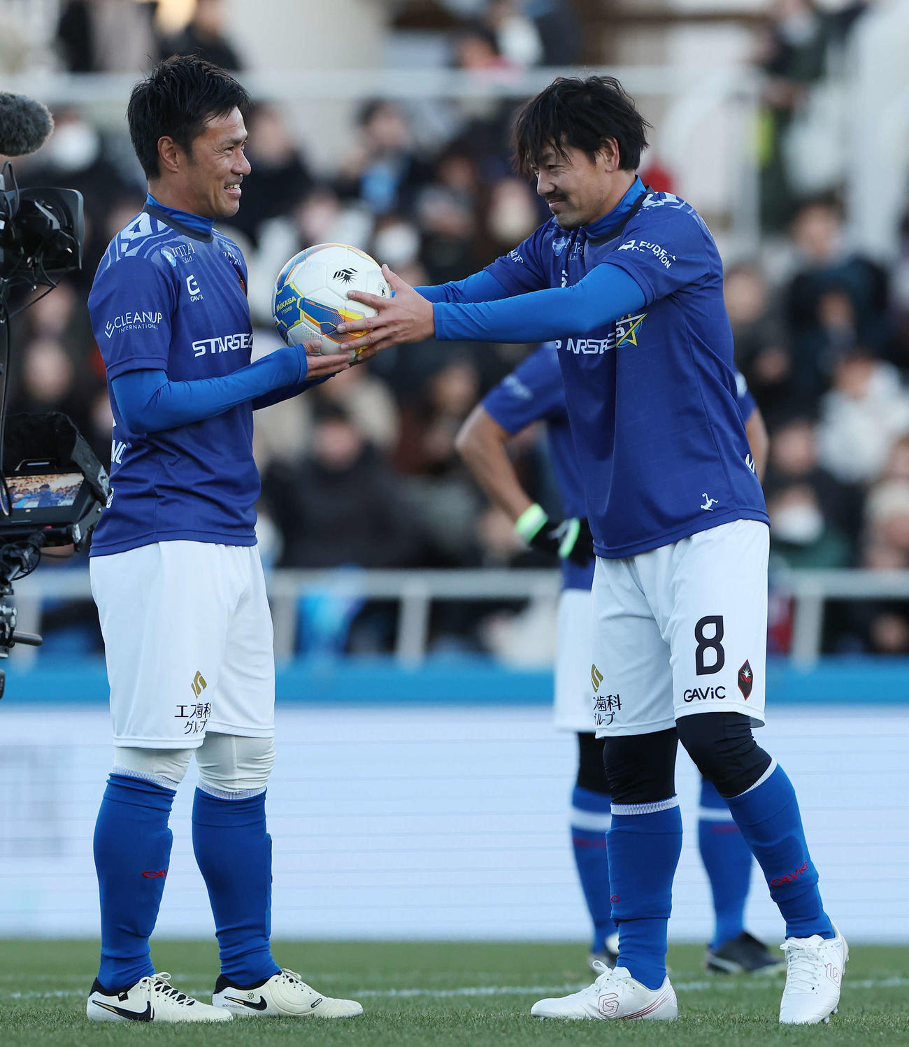 松井大輔引退試合　MATSUI FRIENDS対JAPAN DREAMS　後半、PKを獲得しボールを駒野（左）に託す松井（撮影・宮地輝）