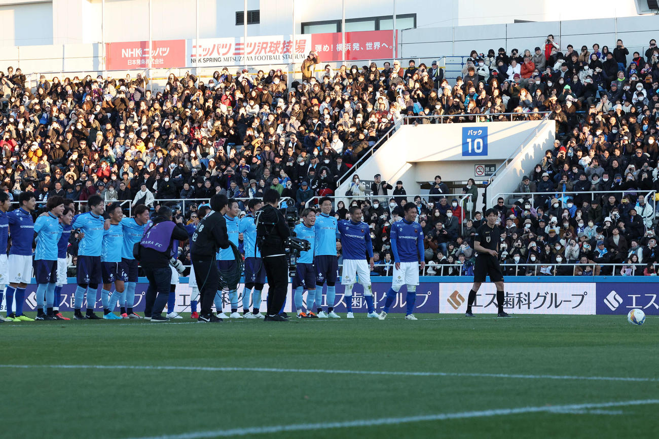松井大輔引退試合　MATSUI FRIENDS対JAPAN DREAMS　後半、駒野友一（右から2人目）のPKを見守る選手たち（撮影・宮地輝）