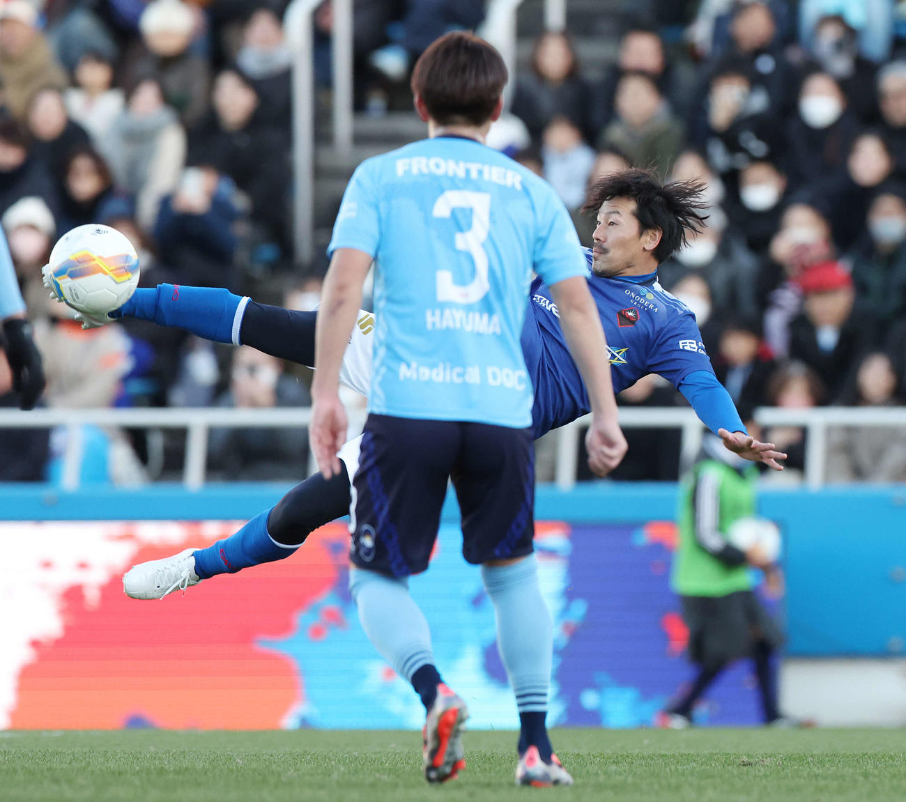 松井大輔引退試合　MATSUI FRIENDS対JAPAN DREAMS　後半、自身6点目のゴールをジャンピングボレーで決める松井大輔（撮影・宮地輝）