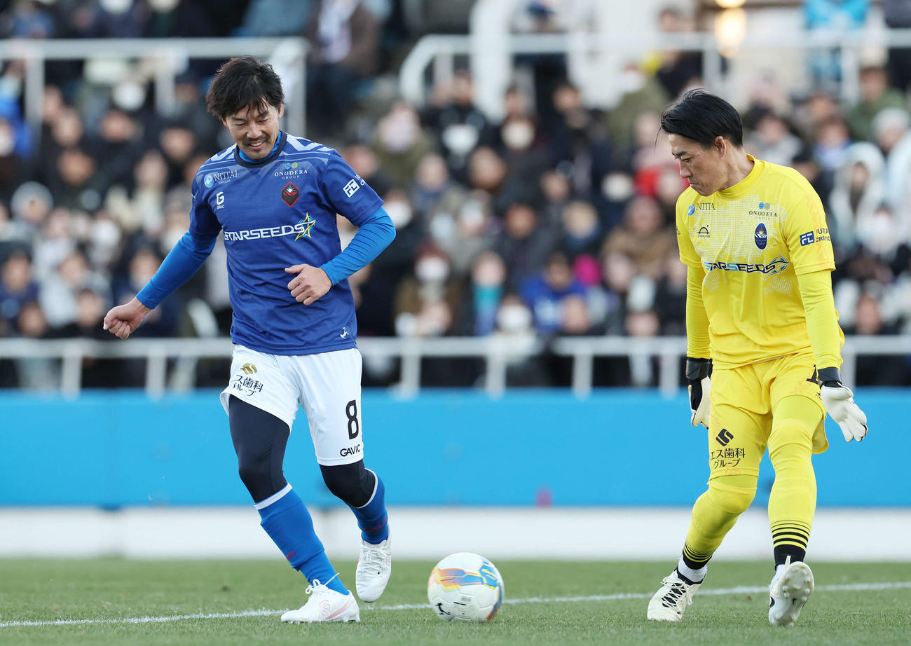 松井大輔引退試合　MATSUI FRIENDS対JAPAN DREAMS　後半、自身7点目のゴールをヒールで決める松井大輔。右はGK南雄太（撮影・宮地輝）
