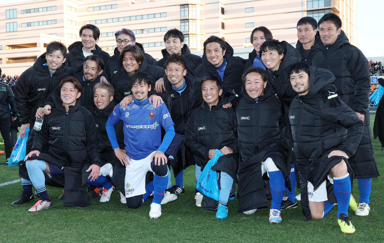 松井大輔引退試合　MATSUI FRIENDS対JAPAN DREAMS　試合後、アテネ五輪世代で記念撮影する松井大輔（手前左から3人目）ら（撮影・宮地輝）