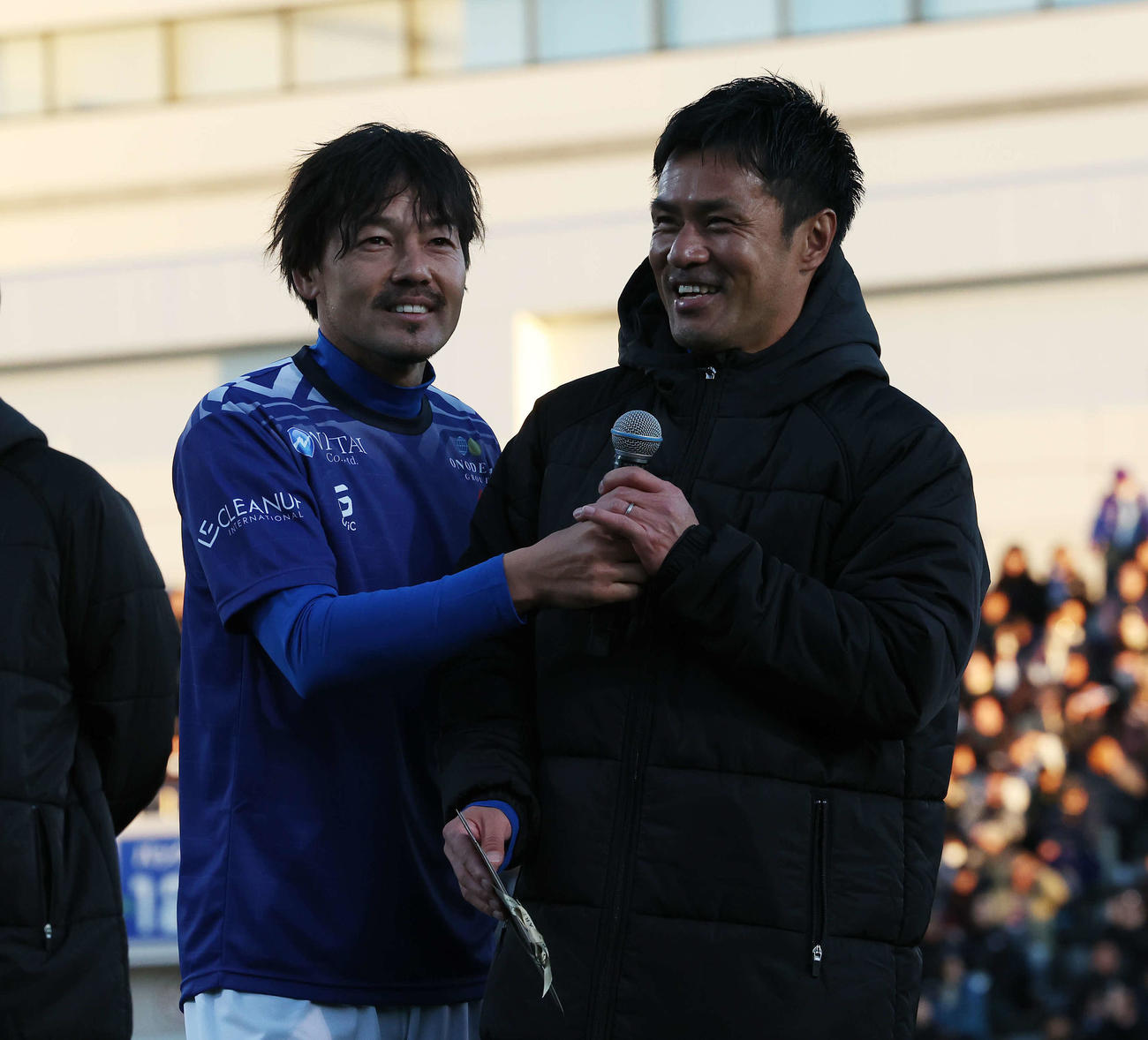松井大輔引退試合　MATSUI FRIENDS対JAPAN DREAMS　試合後、笑顔を見せる松井大輔（左）と駒野友一（撮影・宮地輝）