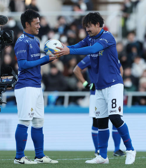 松井大輔引退試合　MATSUI FRIENDS対JAPAN DREAMS　後半、PKを獲得しボールを駒野（左）に託す松井（撮影・宮地輝）