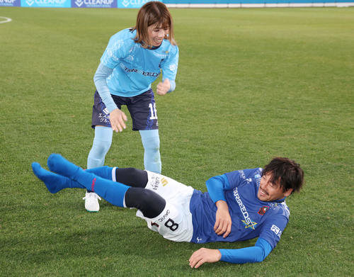 松井大輔引退試合　MATSUI FRIENDS対JAPAN DREAMS　試合後、吉田沙保里（左）に投げ倒される松井大輔（撮影・宮地輝）