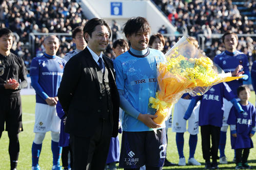 松井大輔引退試合　MATSUI FRIENDS対JAPAN DREAMS　試合前、今井翼（左）と記念撮影する松井大輔（撮影・宮地輝）