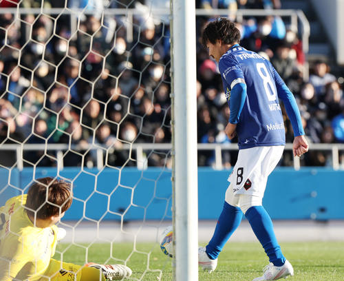 松井大輔引退試合　MATSUI FRIENDS対JAPAN DREAMS　前半、ハットトリックを決める松井大輔（撮影・宮地輝）