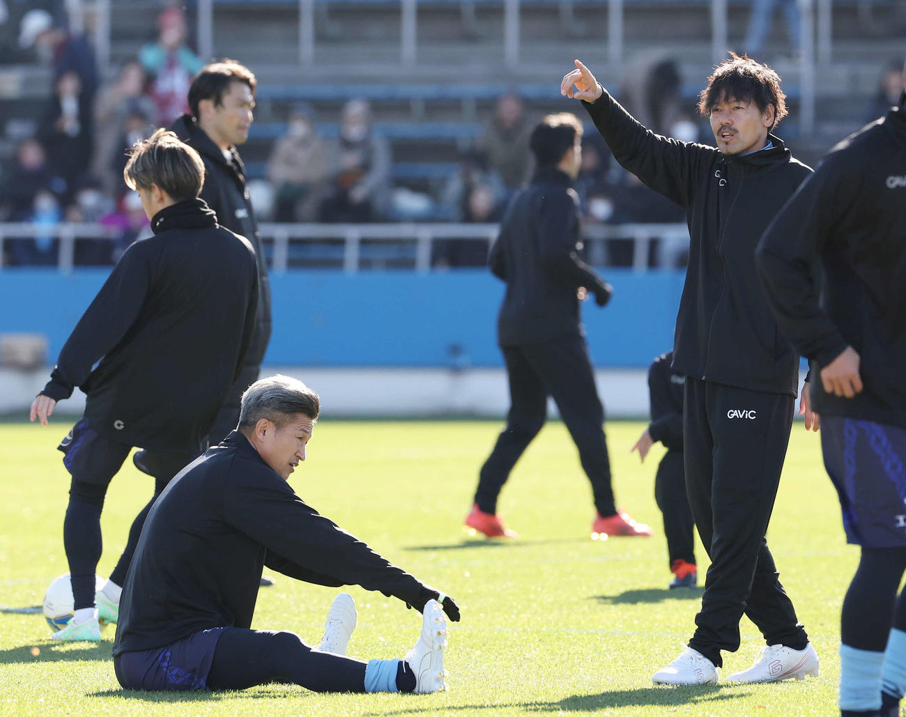 松井大輔引退試合　MATSUI FRIENDS対JAPAN DREAMS　試合前、言葉を交わす三浦知良（左）と松井大輔（撮影・宮地輝）