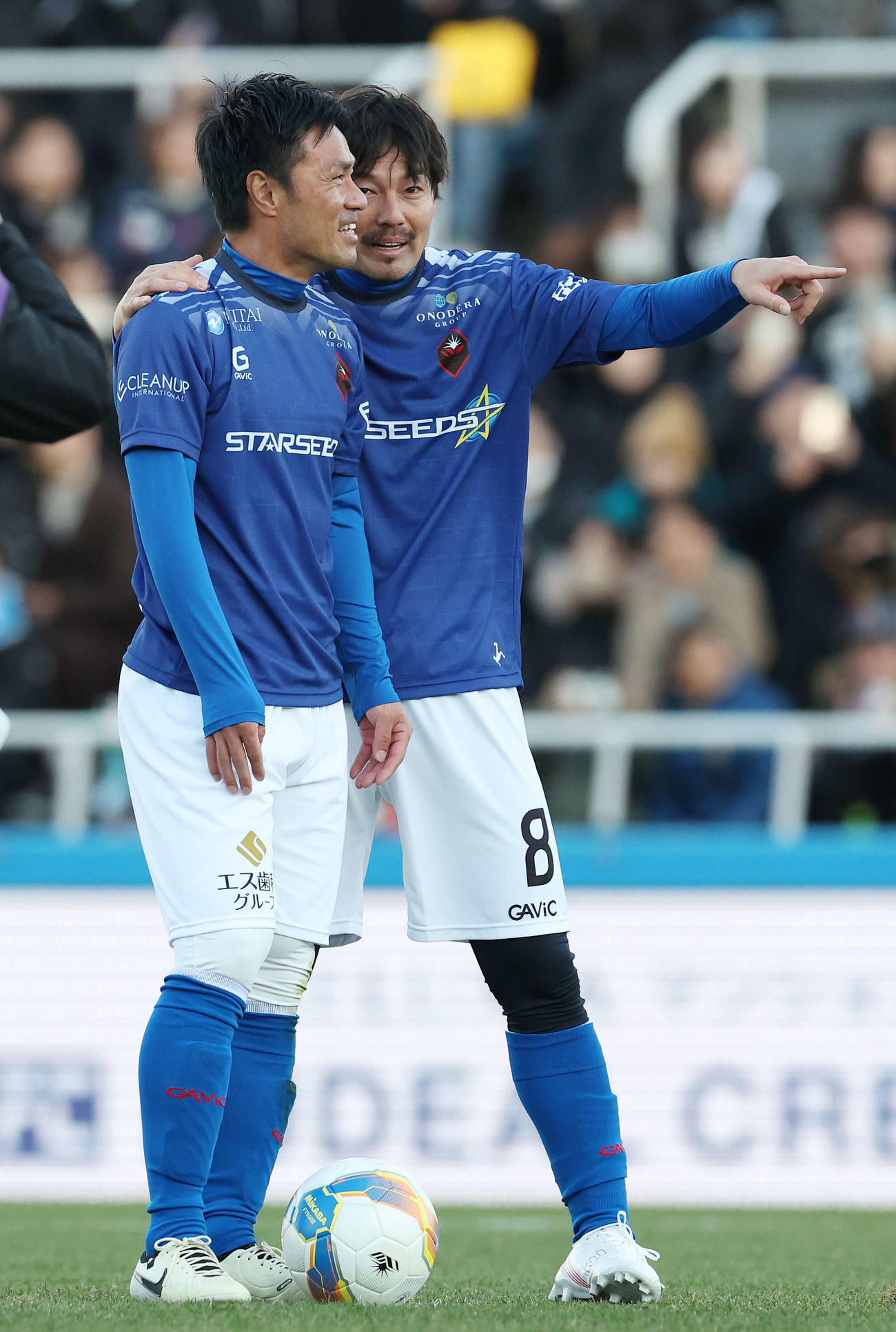 松井大輔引退試合　MATSUI FRIENDS対JAPAN DREAMS　後半、PKを蹴る駒野（左）に声をかける松井（撮影・宮地輝）