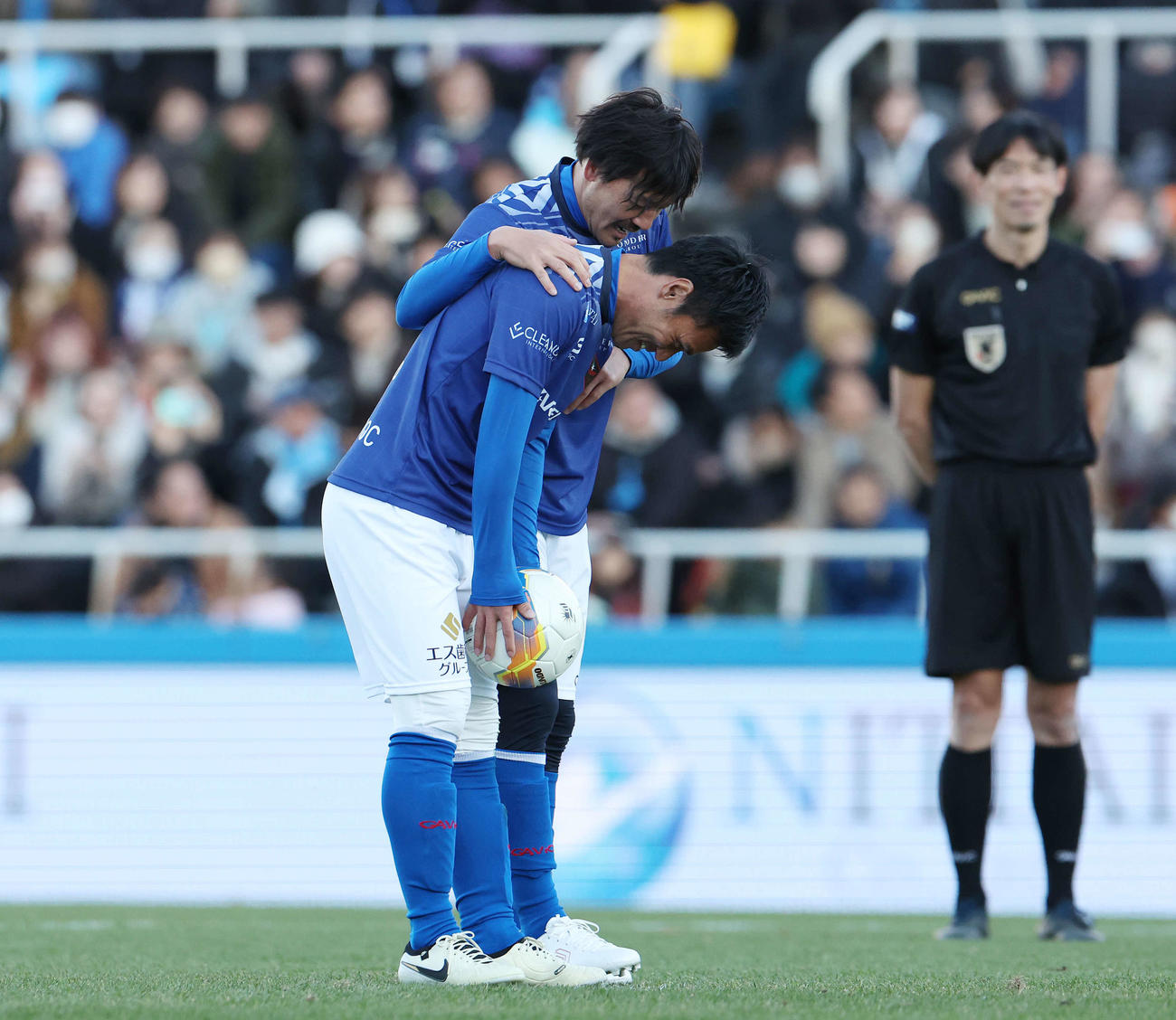 松井大輔引退試合　MATSUI FRIENDS対JAPAN DREAMS　後半、PKを蹴る駒野友一（手前）に声をかける松井大輔（撮影・宮地輝）