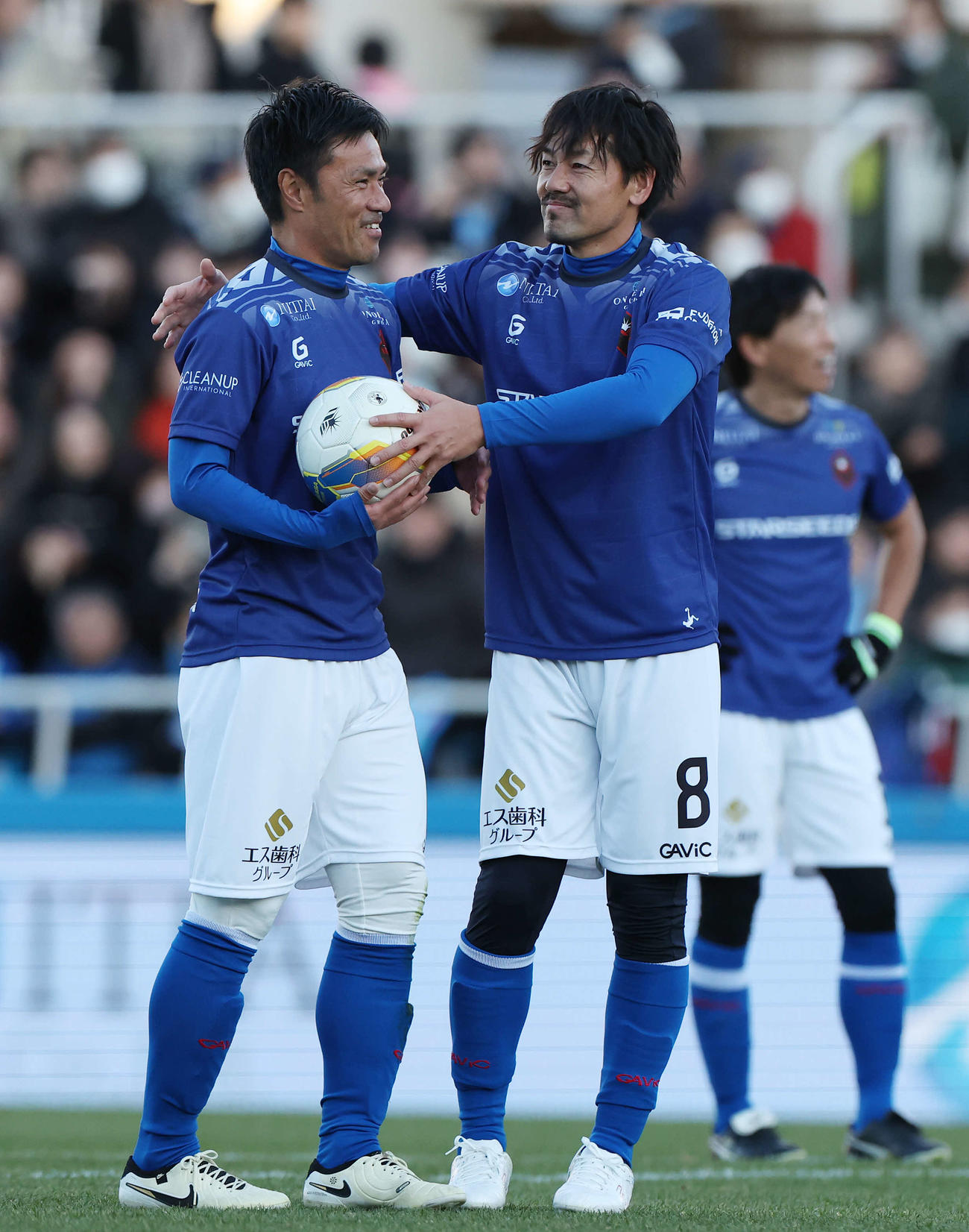 松井大輔引退試合　MATSUI FRIENDS対JAPAN DREAMS　後半、PKを獲得しボールを駒野友一（左）に託す松井大輔（撮影・宮地輝）