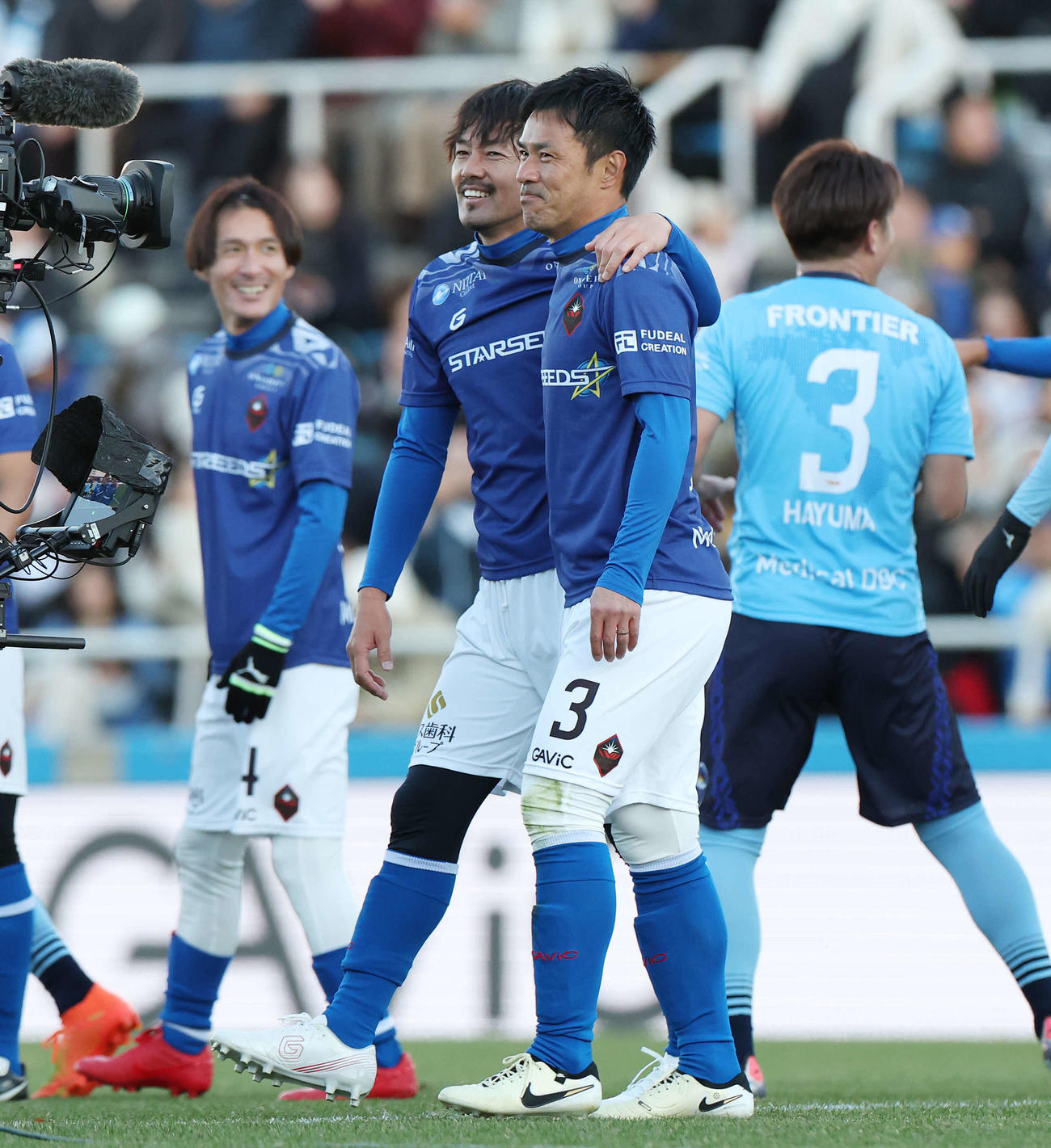 松井大輔引退試合　MATSUI FRIENDS対JAPAN DREAMS　後半、PKを決めた駒野友一（右）と笑顔を見せる松井大輔（撮影・宮地輝）
