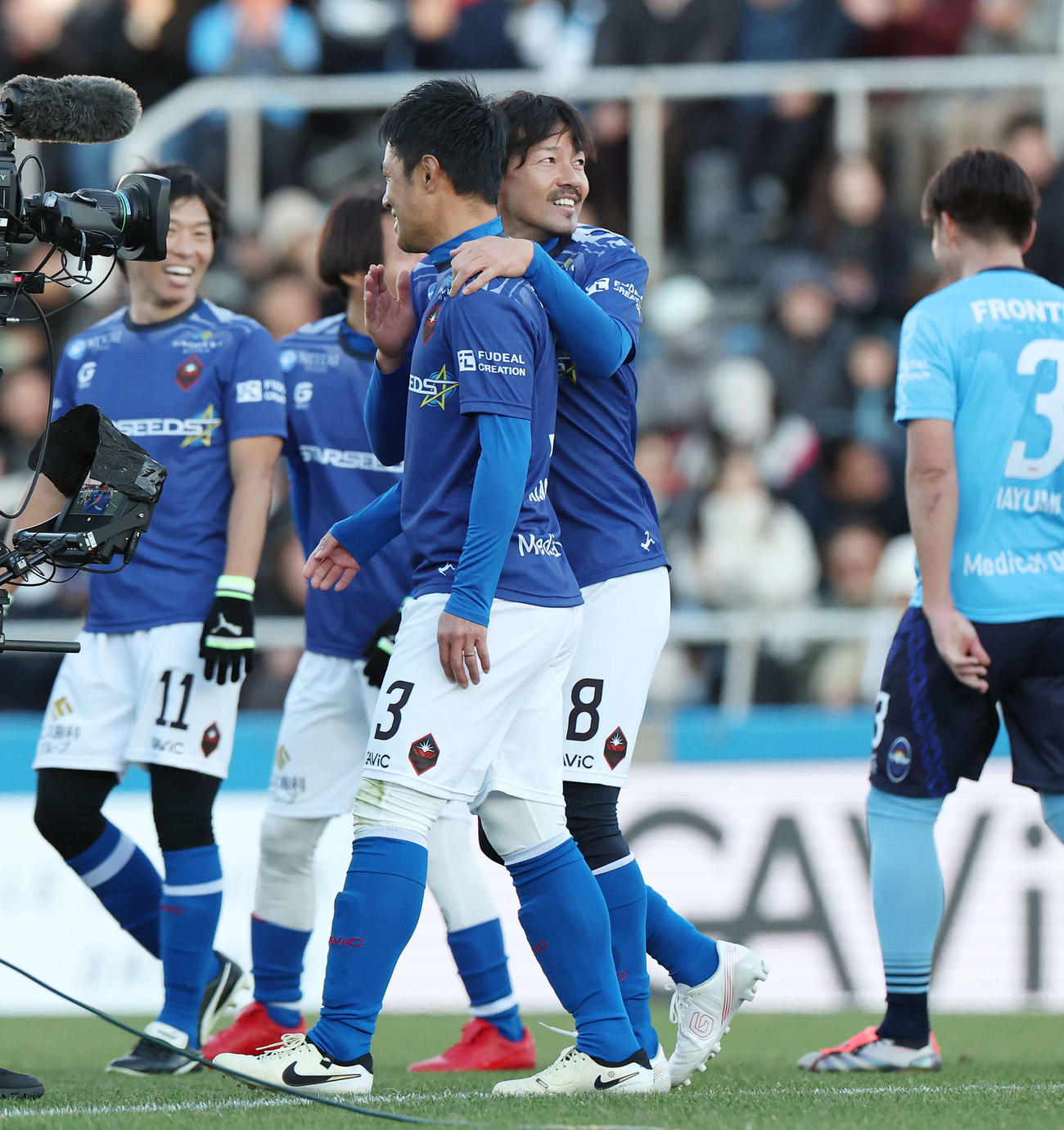 松井大輔引退試合　MATSUI FRIENDS対JAPAN DREAMS　後半、PKを決めた駒野友一（手前）と笑顔を見せる松井大輔（撮影・宮地輝）