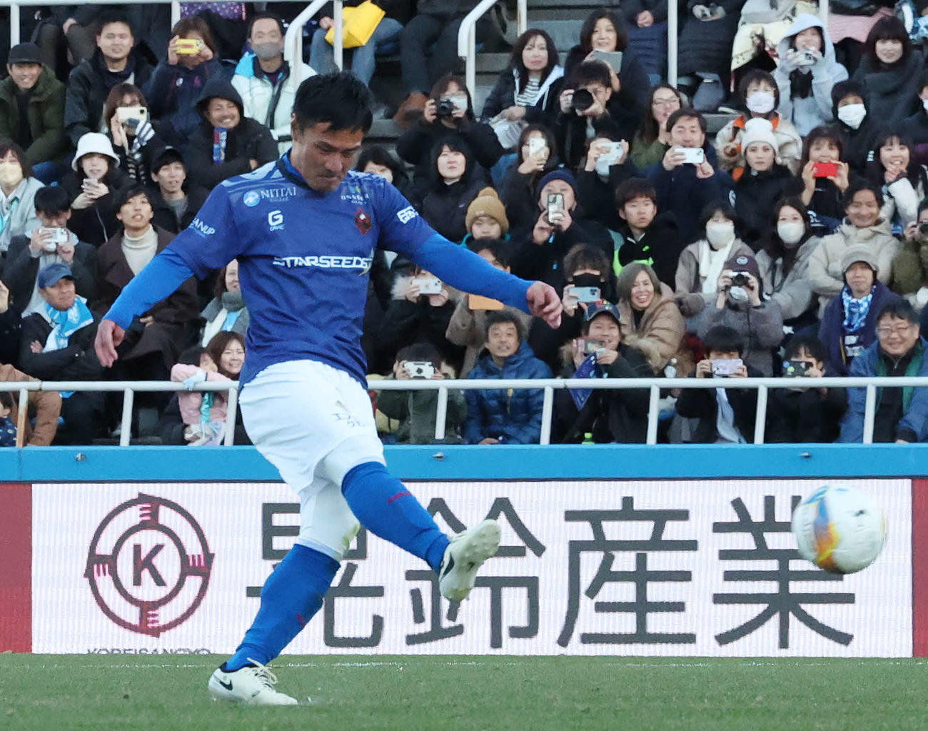 松井大輔引退試合　MATSUI FRIENDS対JAPAN DREAMS　後半、PKを決める駒野友一（撮影・宮地輝）