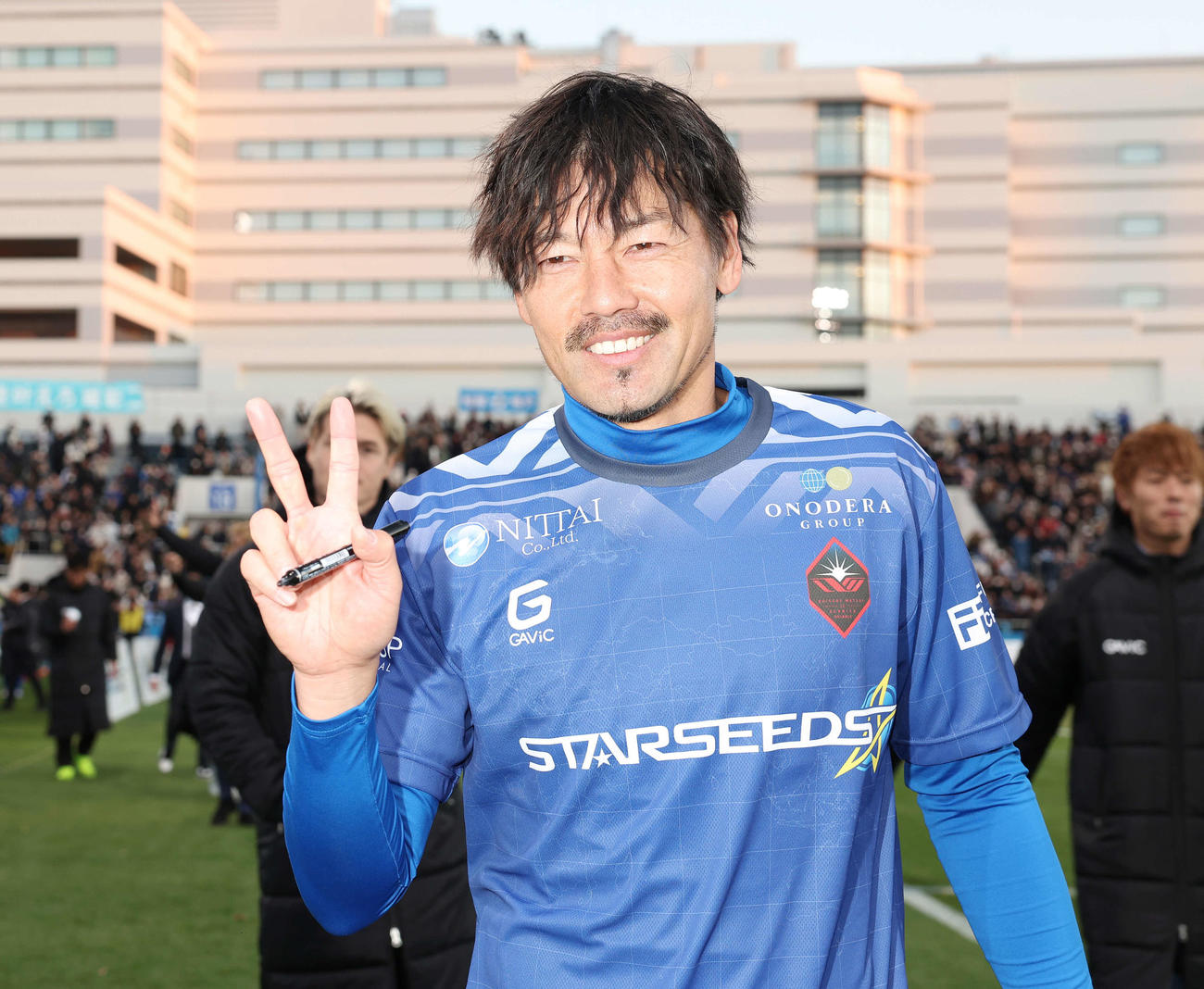 松井大輔引退試合　MATSUI FRIENDS対JAPAN DREAMS　試合後、笑顔でピースをする松井大輔（撮影・宮地輝）