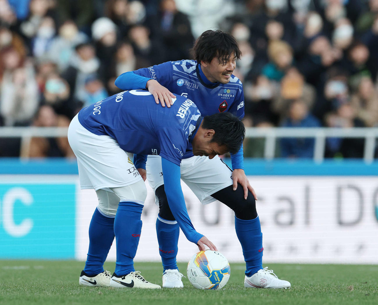 松井大輔引退試合　MATSUI FRIENDS対JAPAN DREAMS　後半、PKを蹴る駒野友一（手前）に声をかける松井大輔（撮影・宮地輝）