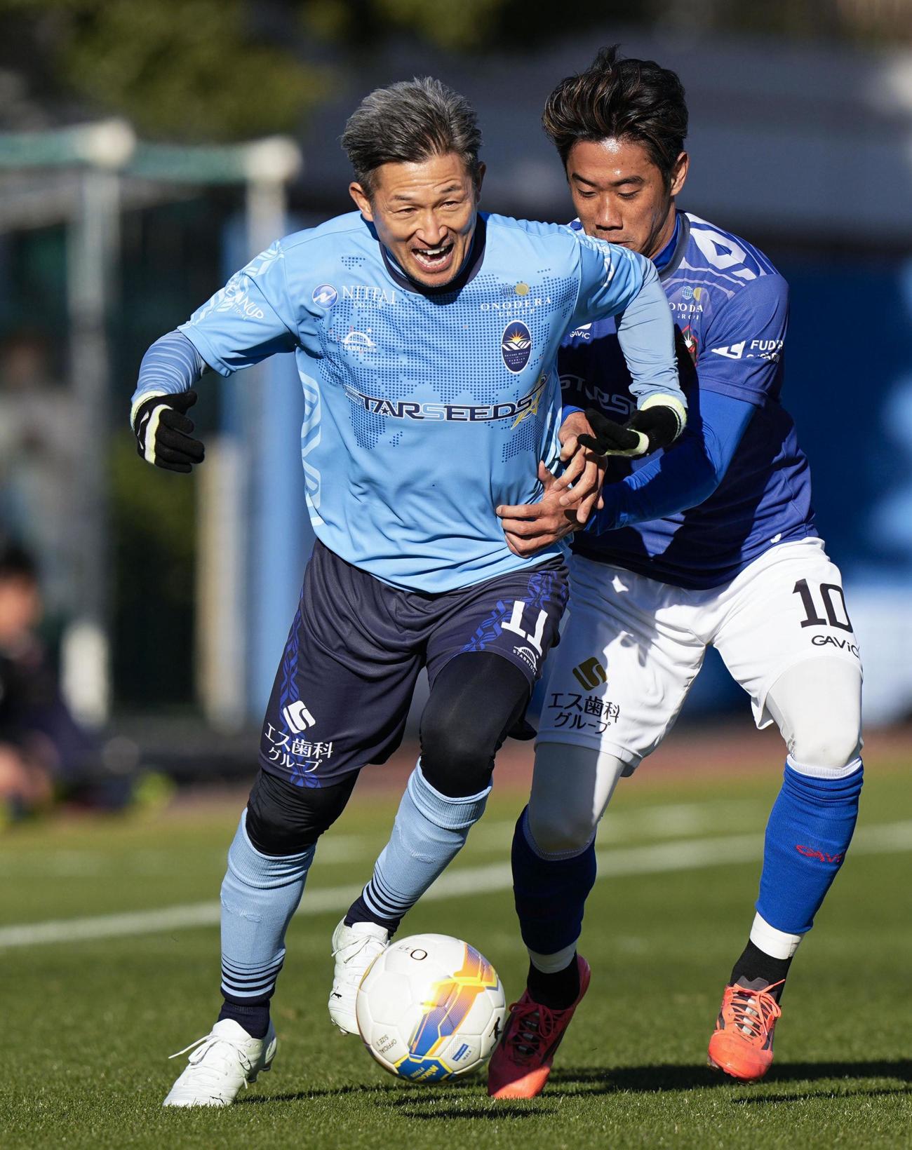 松井大輔引退試合　C大阪・香川と競り合う鈴鹿・三浦（左）（共同）