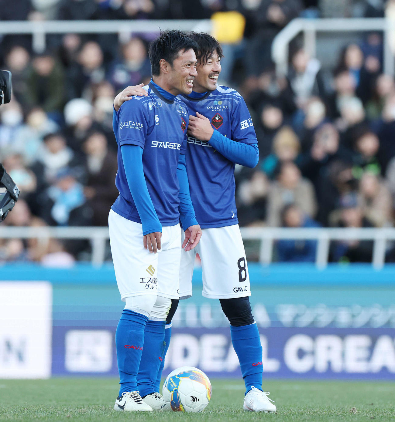 松井大輔引退試合　MATSUI FRIENDS対JAPAN DREAMS　後半、PKを蹴る駒野友一（左）に笑顔で声をかける松井大輔（撮影・宮地輝）