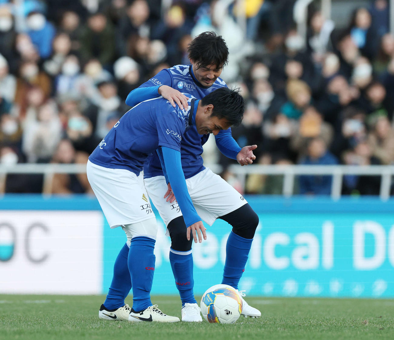 松井大輔引退試合　MATSUI FRIENDS対JAPAN DREAMS　後半、PKを蹴る駒野友一（手前）に声をかける松井大輔（撮影・宮地輝）