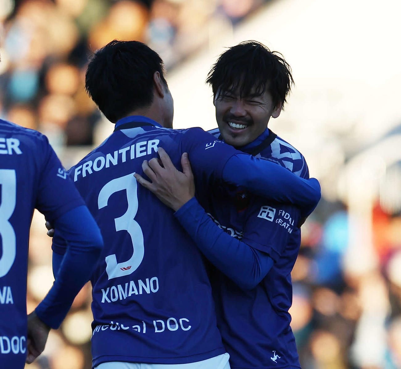 松井大輔引退試合　MATSUI FRIENDS対JAPAN DREAMS　後半、自身5点目のゴールをアシストした駒野友一（手前）と笑顔でハグする松井大輔（撮影・宮地輝）