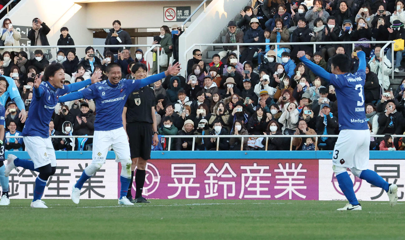 松井大輔引退試合　MATSUI FRIENDS対JAPAN DREAMS　後半、PKを決めた駒野友一（右）と喜ぶ松井大輔（左）（撮影・宮地輝）
