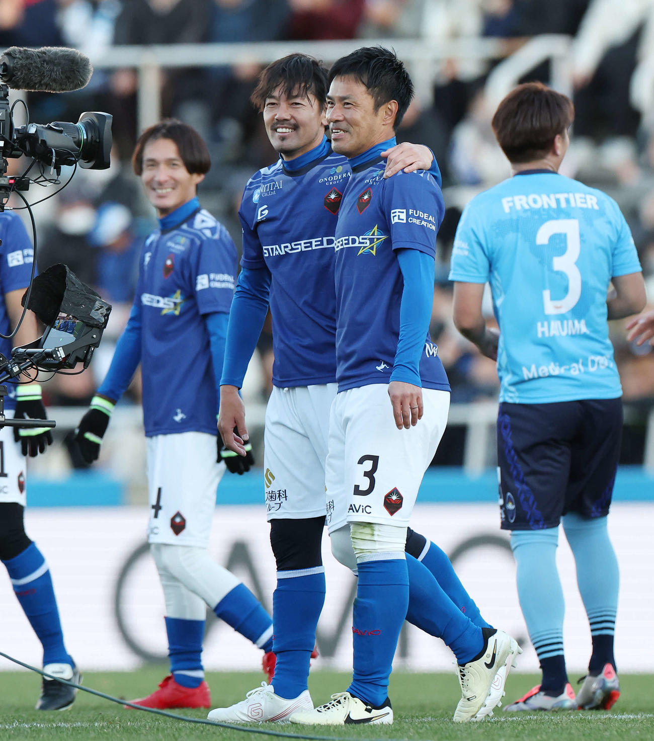 松井大輔引退試合　MATSUI FRIENDS対JAPAN DREAMS　後半、PKを決めた駒野友一（右）と笑顔を見せる松井大輔（撮影・宮地輝）