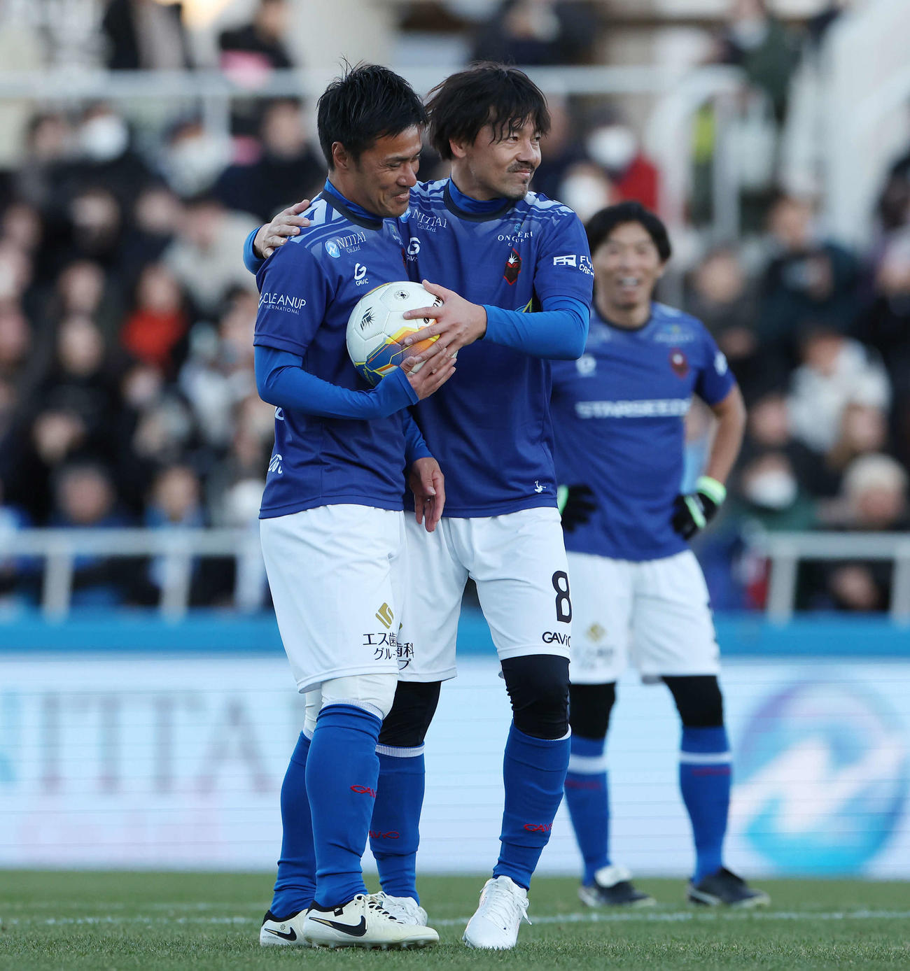 松井大輔引退試合　MATSUI FRIENDS対JAPAN DREAMS　後半、PKを獲得しボールを駒野友一（左）に託す松井大輔（撮影・宮地輝）
