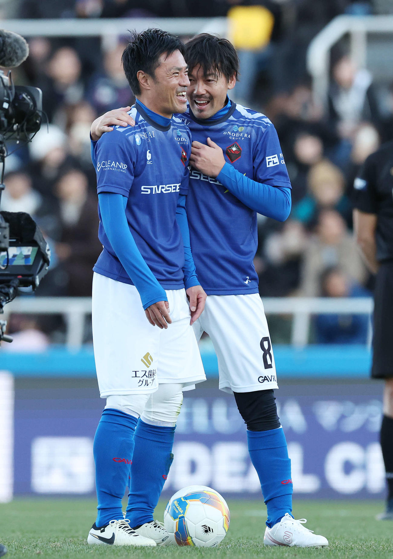 松井大輔引退試合　MATSUI FRIENDS対JAPAN DREAMS　後半、PKを蹴る駒野友一（左）を笑わせる松井大輔（撮影・宮地輝）