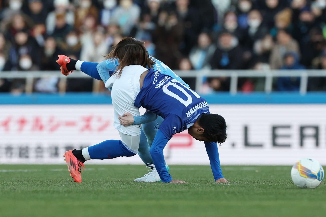 松井大輔引退試合　MATSUI FRIENDS対JAPAN DREAMS　後半、香川真司（手前）をタックルする吉田沙保里（撮影・宮地輝）