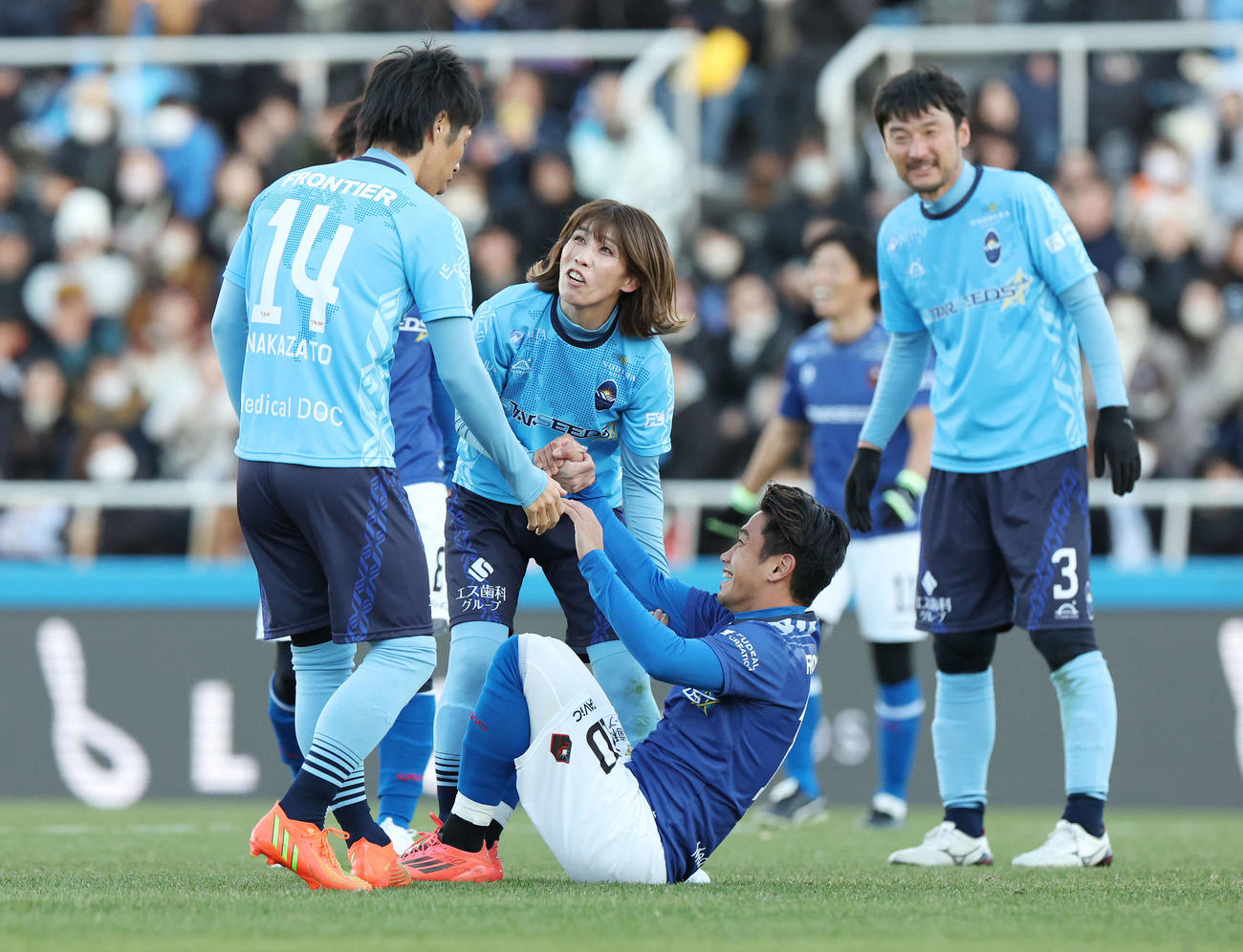 松井大輔引退試合　MATSUI FRIENDS対JAPAN DREAMS　後半、吉田沙保里（左）にタックルされ笑顔の香川真司（撮影・宮地輝）