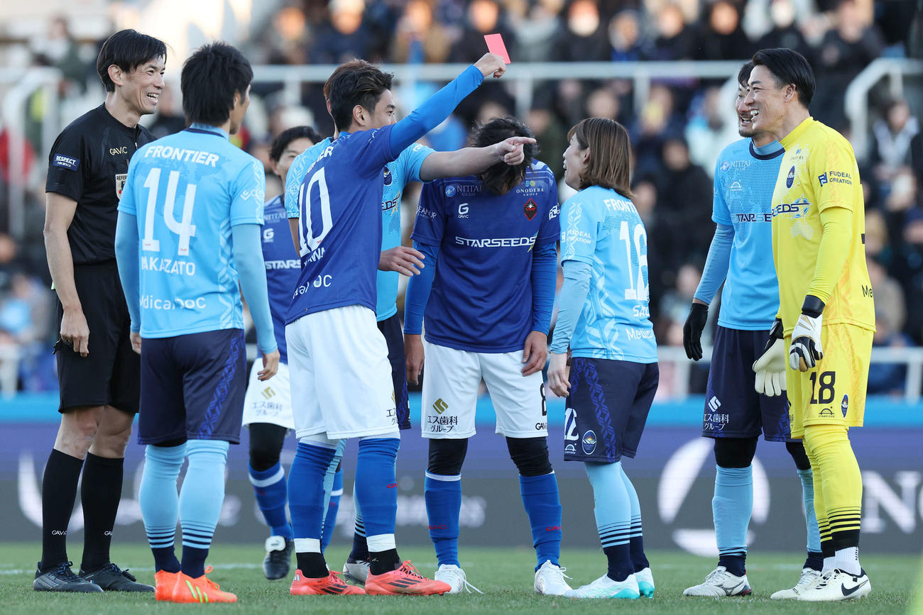 松井大輔引退試合　MATSUI FRIENDS対JAPAN DREAMS　後半、タックルされた吉田沙保里（中央右）にレッドカードを提示する香川真司（同左）（撮影・宮地輝）