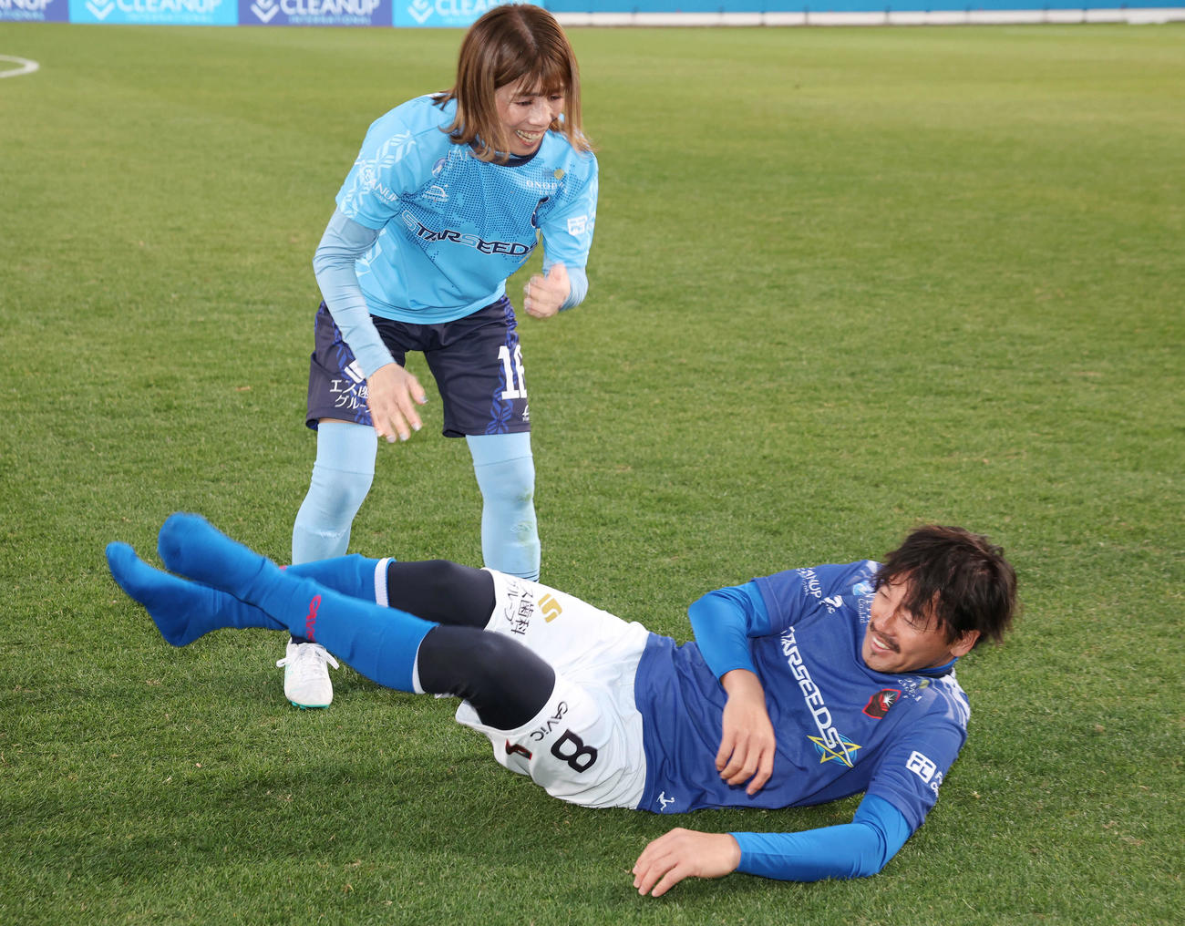 松井大輔引退試合　MATSUI FRIENDS対JAPAN DREAMS　試合後、吉田沙保里（左）に投げ倒される松井大輔（撮影・宮地輝）