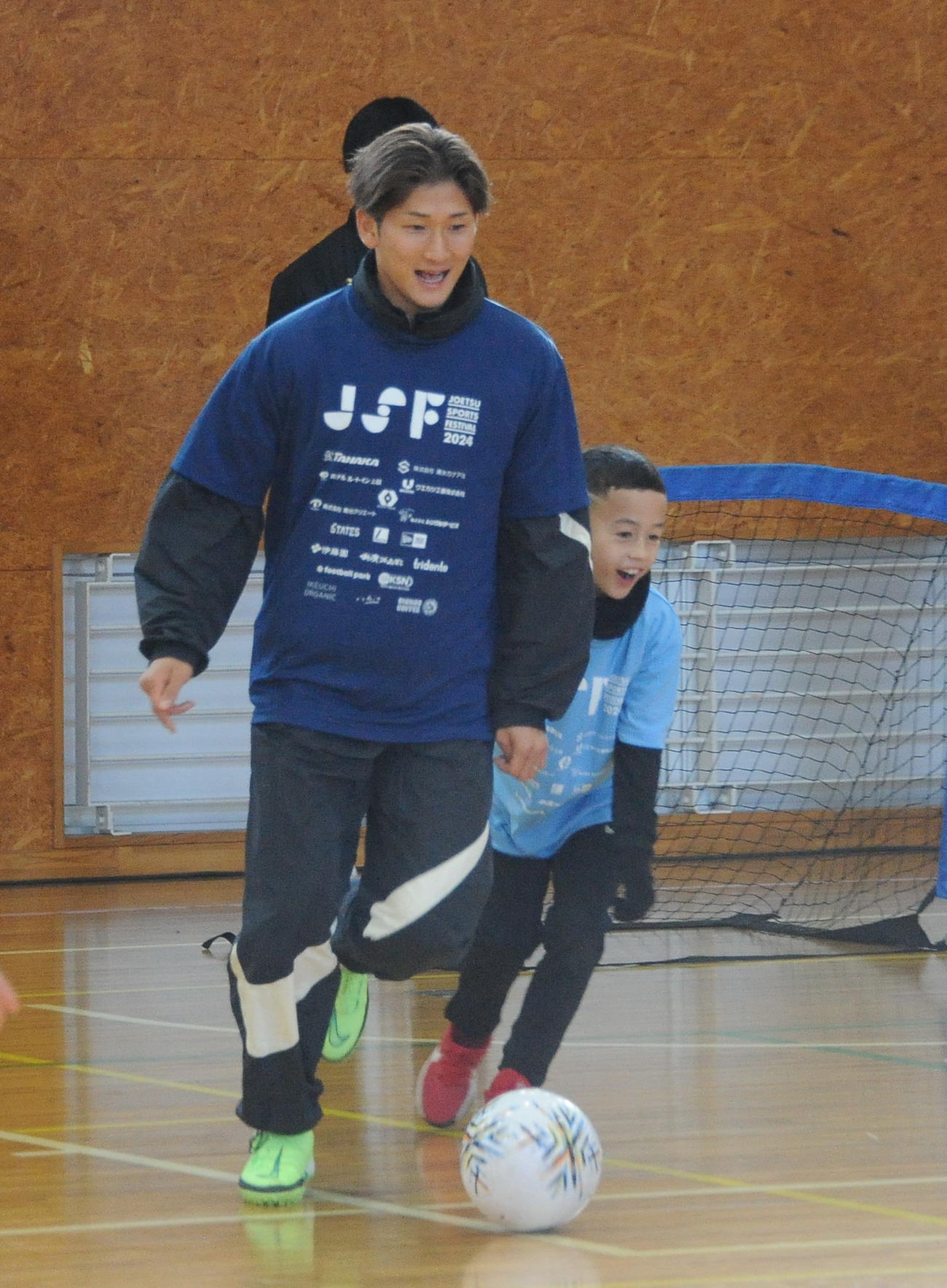 サッカー教室でドリブルする神戸飯野（左）（撮影・小林忠）