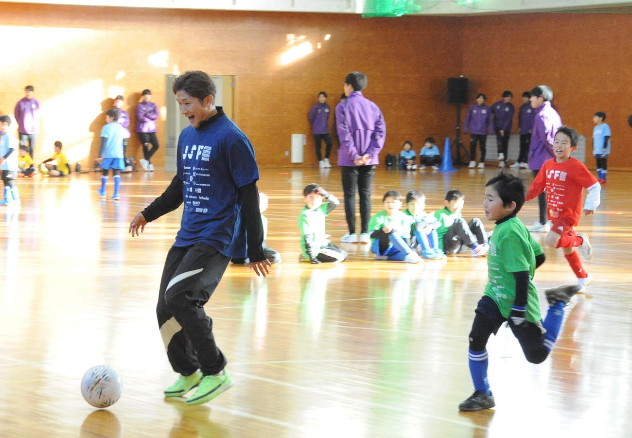 サッカー教室でドリブルする神戸飯野（左）（撮影・小林忠）