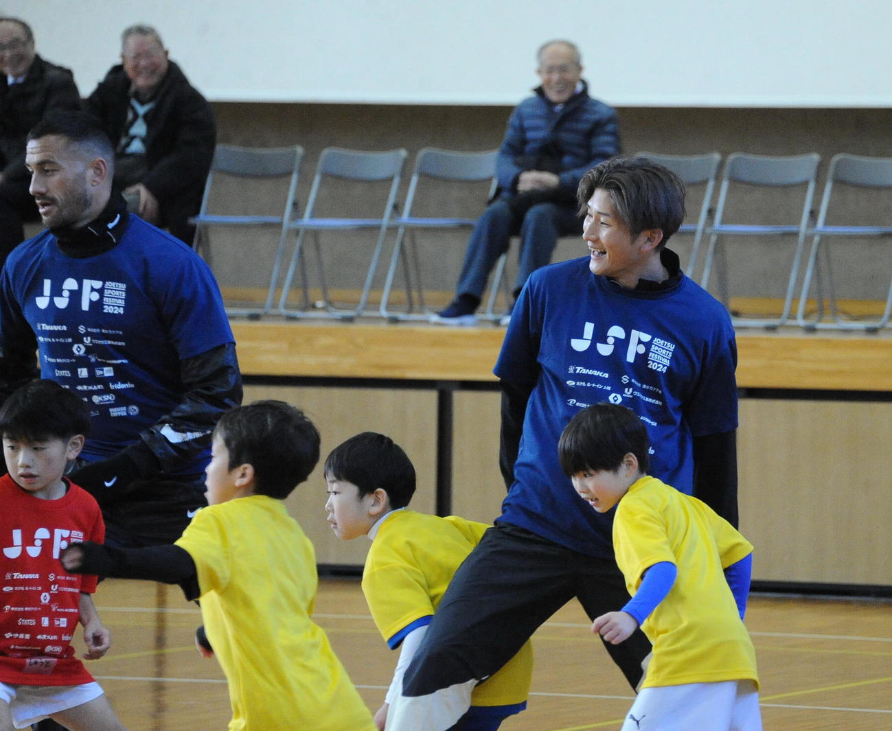 サッカー教室で笑顔を見せる神戸飯野（右）（撮影・小林忠）