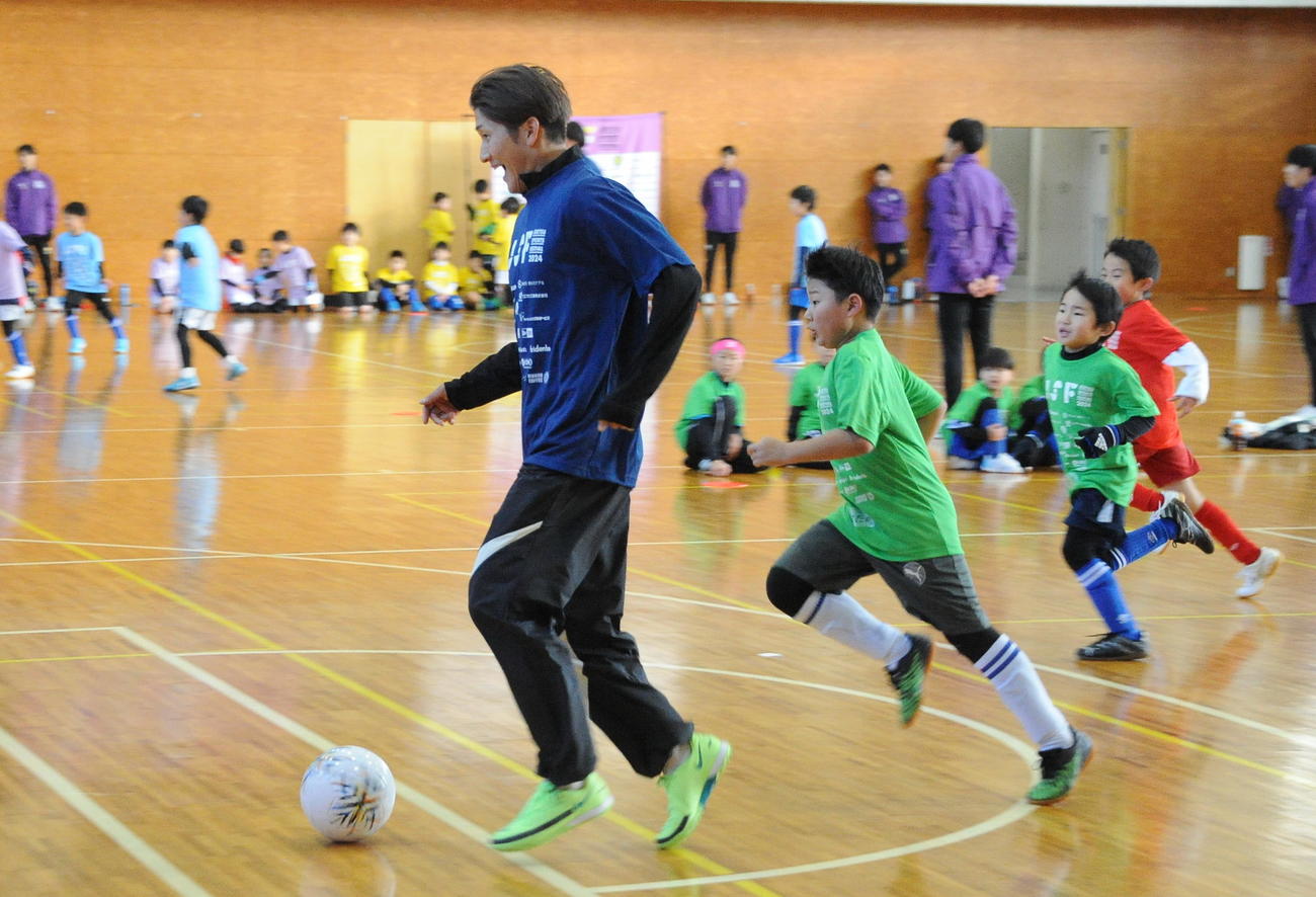 サッカー教室でドリブルする神戸飯野（左）（撮影・小林忠）