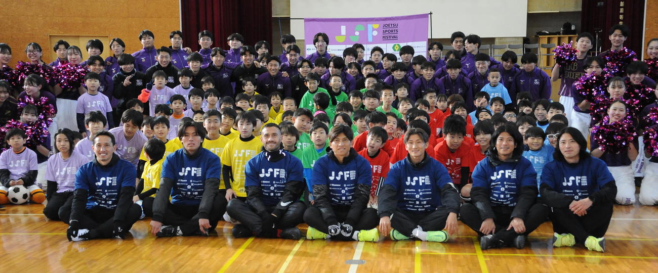 サッカー教室に参加した前列左から横浜FC・武田、法大竹内、新潟舞行龍、湘南大野、神戸飯野、相模原田代、鳥栖森谷（撮影・小林忠）