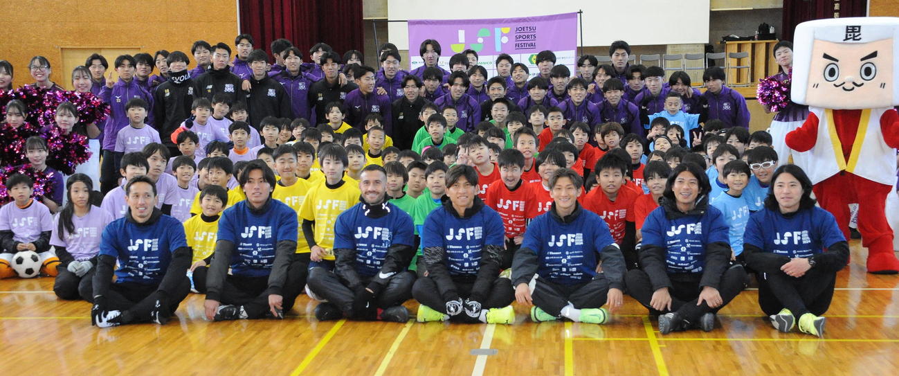 サッカー教室に参加した、前列左から横浜FC武田、法大・竹内、新潟舞行龍、湘南大野、神戸飯野、相模原田代、鳥栖森谷（撮影・小林忠）