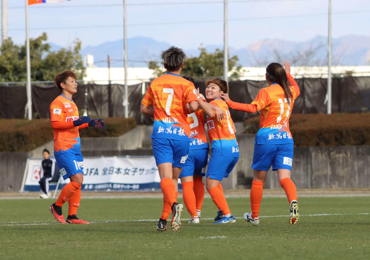 ラブリッジ名古屋戦の前半、新潟レディース杉田（右から2人目）の同点ゴールで歓喜するイレブン（クラブ提供）