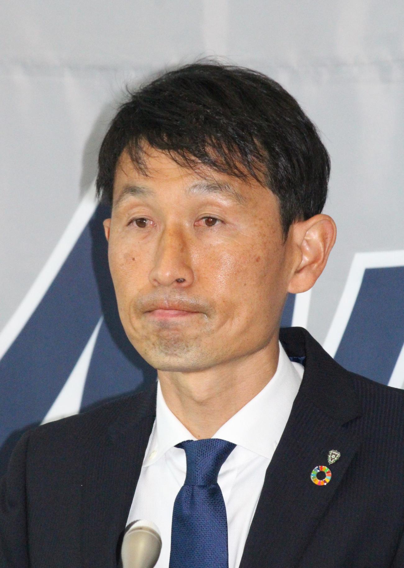 福岡の新監督就任会見に臨んみ、気持ちを引き締める金明輝監督（撮影・菊川光一）＝2024年12月16日、福岡市・雁の巣レクリエーションセンター