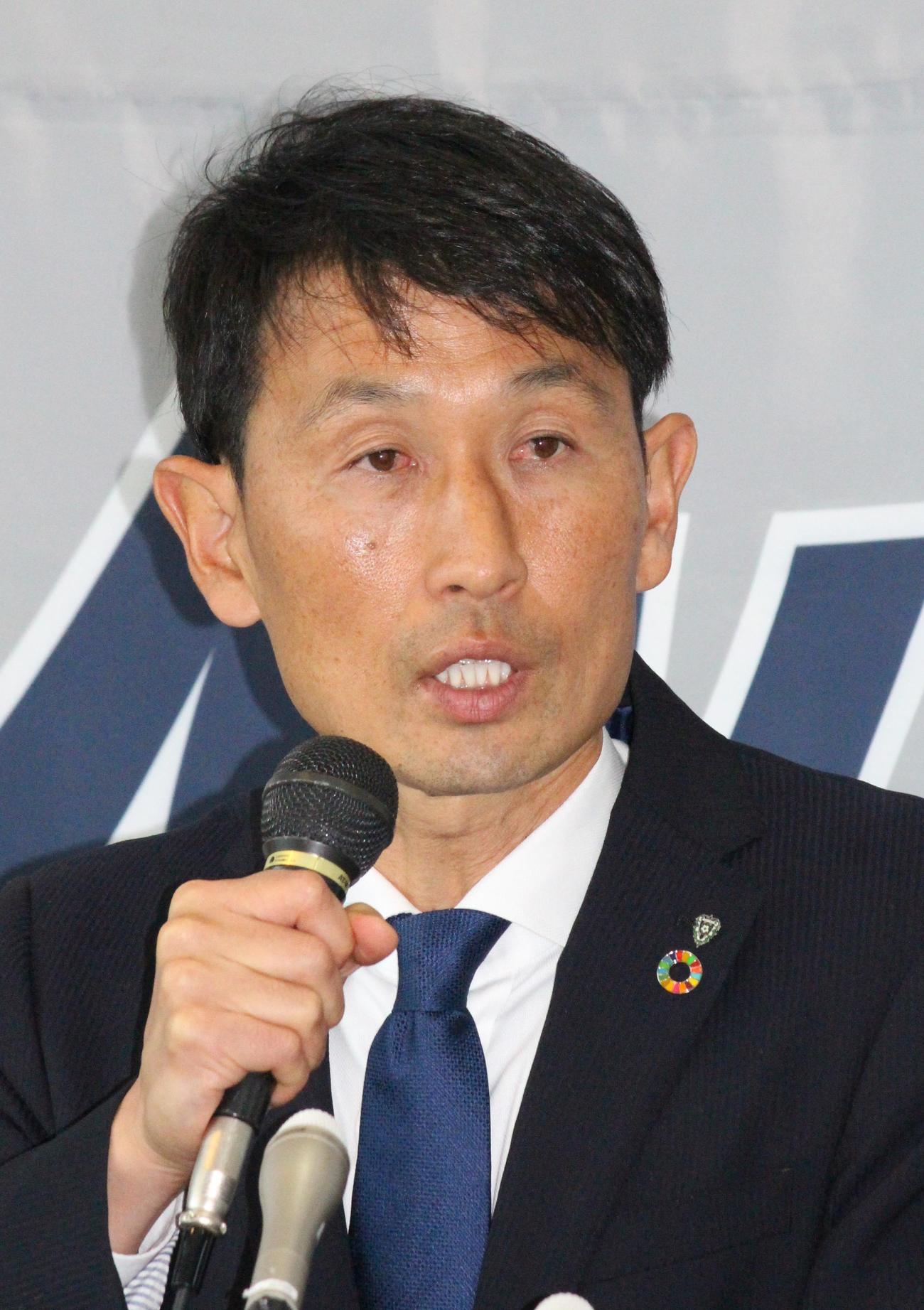 福岡の新監督就任会見に臨んだ金明輝監督（撮影・菊川光一）＝2024年12月16日、福岡市・雁の巣レクリエーションセンター